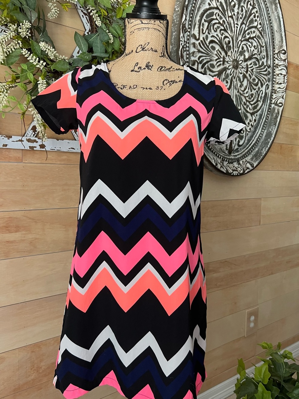 Rue 21 Women’s Chevron Shift Dress in Black & Pink Size Small